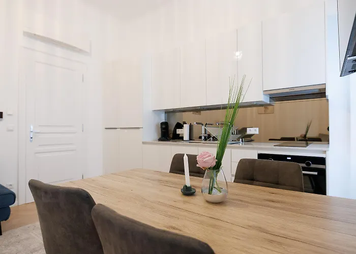 Appartement Stylish 1-bedroom 2-bath By Canal Minutes From Historic Centre Wenen