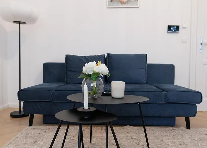 Stylish 1-bedroom 2-bath By Canal Minutes From Historic Centre Appartement