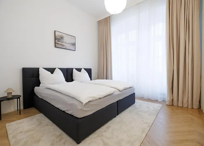 Stylish 1-bedroom 2-bath By Canal Minutes From Historic Centre Appartement Wenen