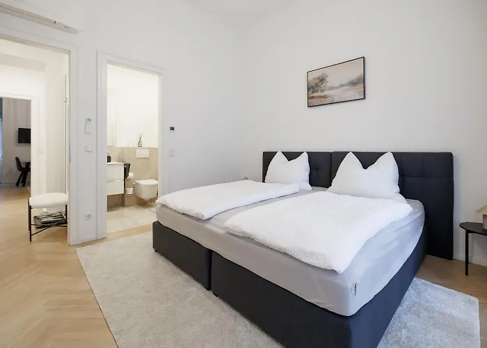 Stylish 1-bedroom 2-bath By Canal Minutes From Historic Centre Wenen