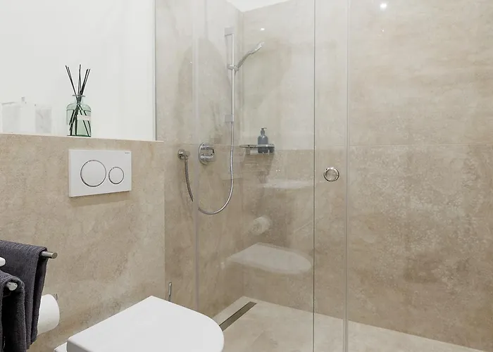 Stylish 1-bedroom 2-bath By Canal Minutes From Historic Centre * Wenen