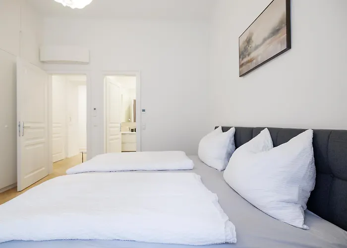 Stylish 1-bedroom 2-bath By Canal Minutes From Historic Centre