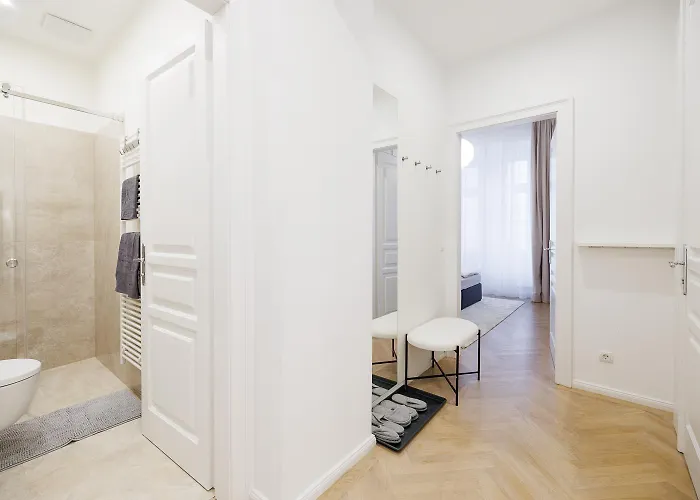 Stylish 1-bedroom 2-bath By Canal Minutes From Historic Centre Appartement