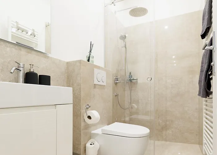 Stylish 1-bedroom 2-bath By Canal Minutes From Historic Centre Appartement Wenen
