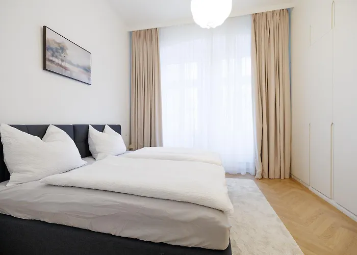 Stylish 1-bedroom 2-bath By Canal Minutes From Historic Centre *