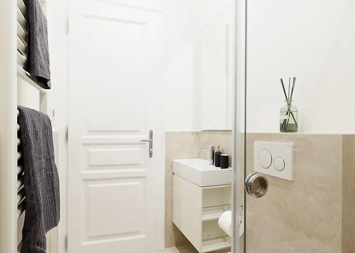 Stylish 1-bedroom 2-bath By Canal Minutes From Historic Centre * Wenen