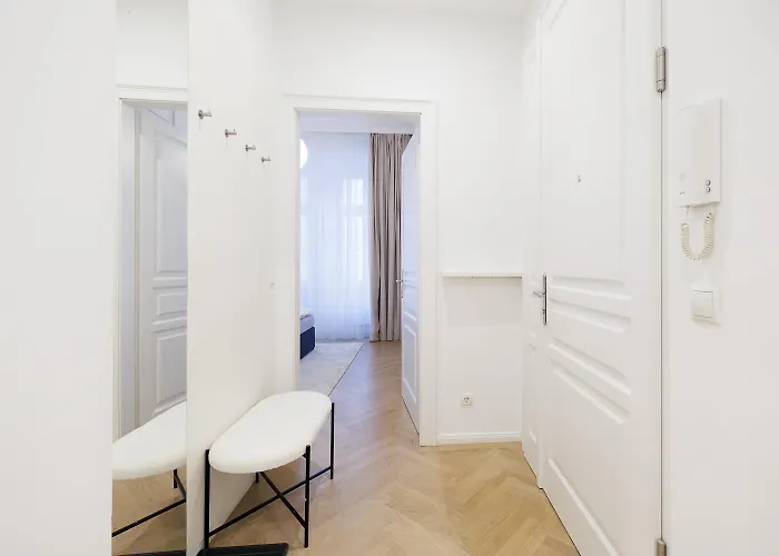 Stylish 1-bedroom 2-bath By Canal Minutes From Historic Centre Appartement