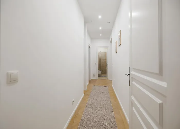Stylish 1-bedroom 2-bath By Canal Minutes From Historic Centre *