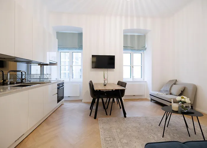 Stylish 1-bedroom 2-bath By Canal Minutes From Historic Centre Appartement