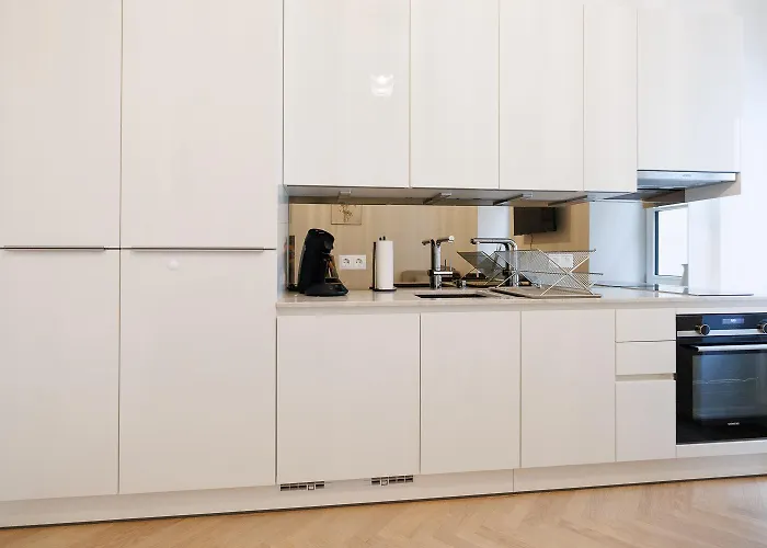 Appartement Stylish 1-bedroom 2-bath By Canal Minutes From Historic Centre Wenen